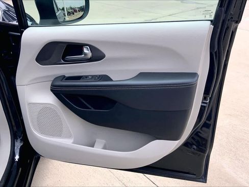 Used 2023 Chrysler Pacifica Touring-L FWD image 23