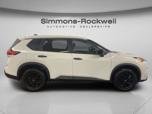 Used 2024 Nissan Rogue S image 4