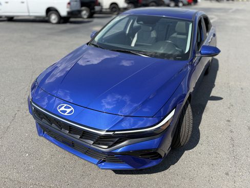 Used 2025 Hyundai Elantra Limited FWD image 15