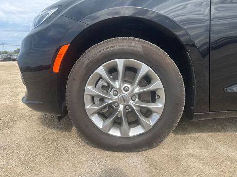 Used 2024 Chrysler Pacifica Touring-L AWD/4WD image 12