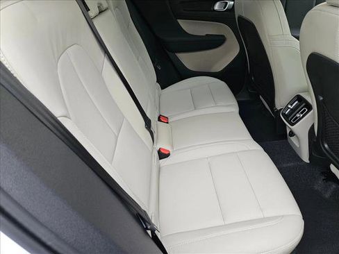 Used 2025 Volvo XC40 B5 Plus image 18