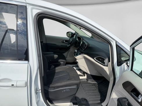 Used 2022 Chrysler Voyager LX FWD image 20