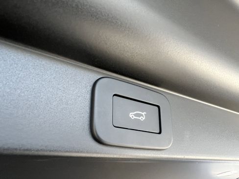 Certified 2024 Land Rover Range Rover SE image 36