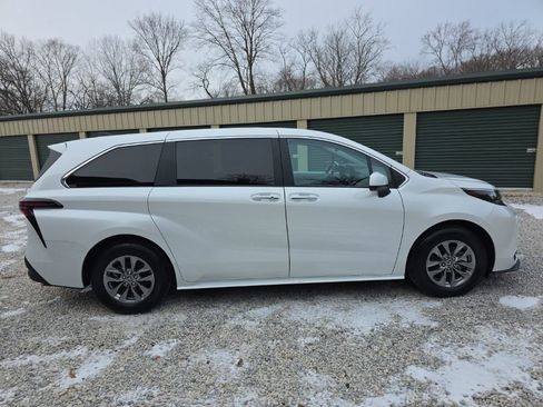 Certified 2025 Toyota Sienna XLE image 7