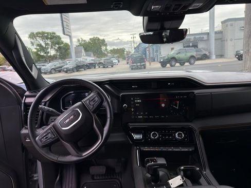 Used 2024 GMC Sierra 1500 AT4 w/ Technology Package AWD/4WD image 8