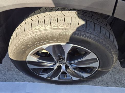 Used 2021 Toyota Highlander XLE image 5