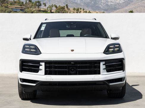 Certified 2025 Porsche Cayenne image 10