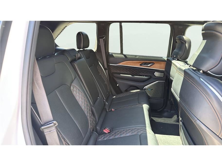 Used 2022 Jeep Grand Cherokee Summit AWD/4WD image 15