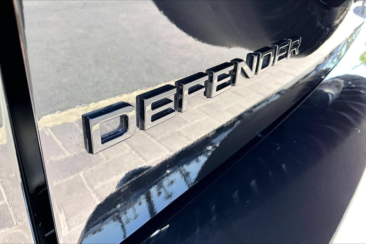 Used 2025 Land Rover Defender 110 X-Dynamic SE AWD/4WD image 8