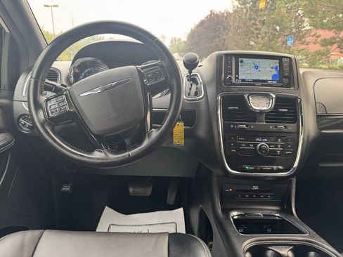 Used 2014 Chrysler Town & Country S FWD image 11