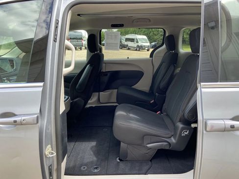 Used 2021 Chrysler Pacifica Touring image 22