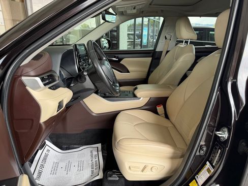 Used 2022 Toyota Highlander XLE FWD image 5
