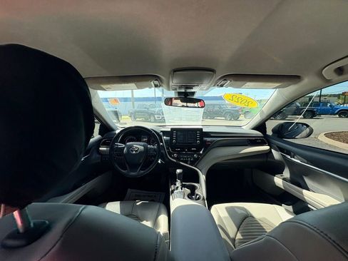 Used 2022 Toyota Camry SE image 3