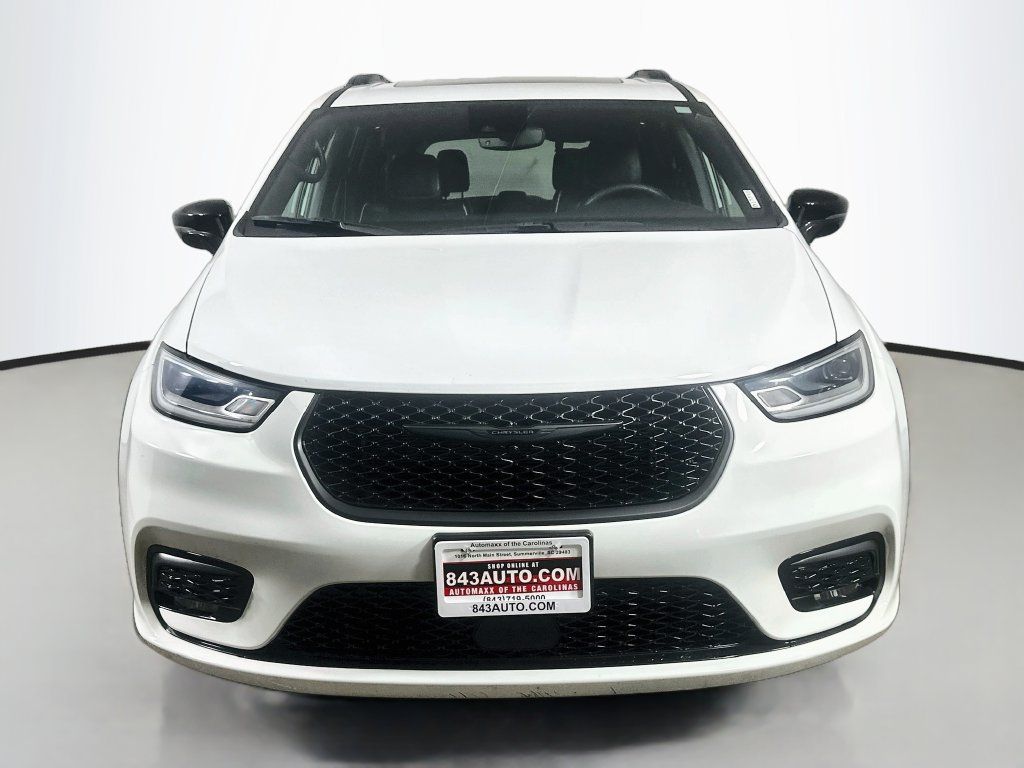 Used 2025 Chrysler Pacifica Limited FWD image 2
