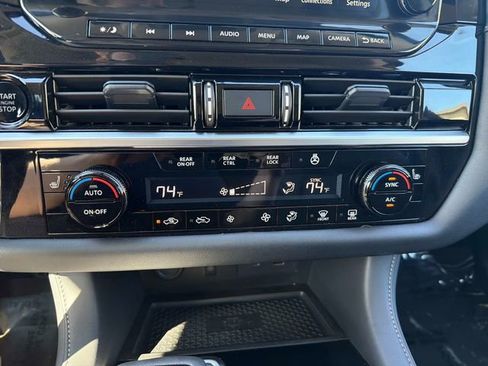 Used 2025 Nissan Pathfinder SL AWD/4WD image 23