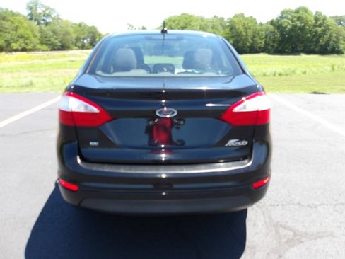 Used 2014 Ford Fiesta SE w/ Comfort Package FWD image 4