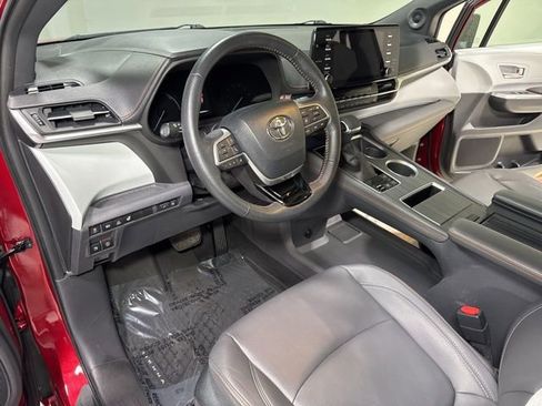 Used 2022 Toyota Sienna XSE FWD image 16