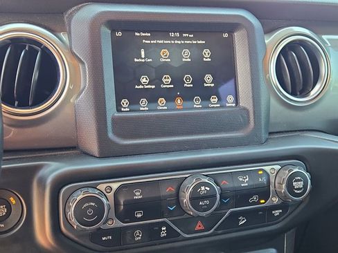 Used 2020 Jeep Wrangler Unlimited Sahara AWD/4WD image 31