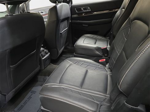 Used 2018 Ford Explorer Platinum image 17