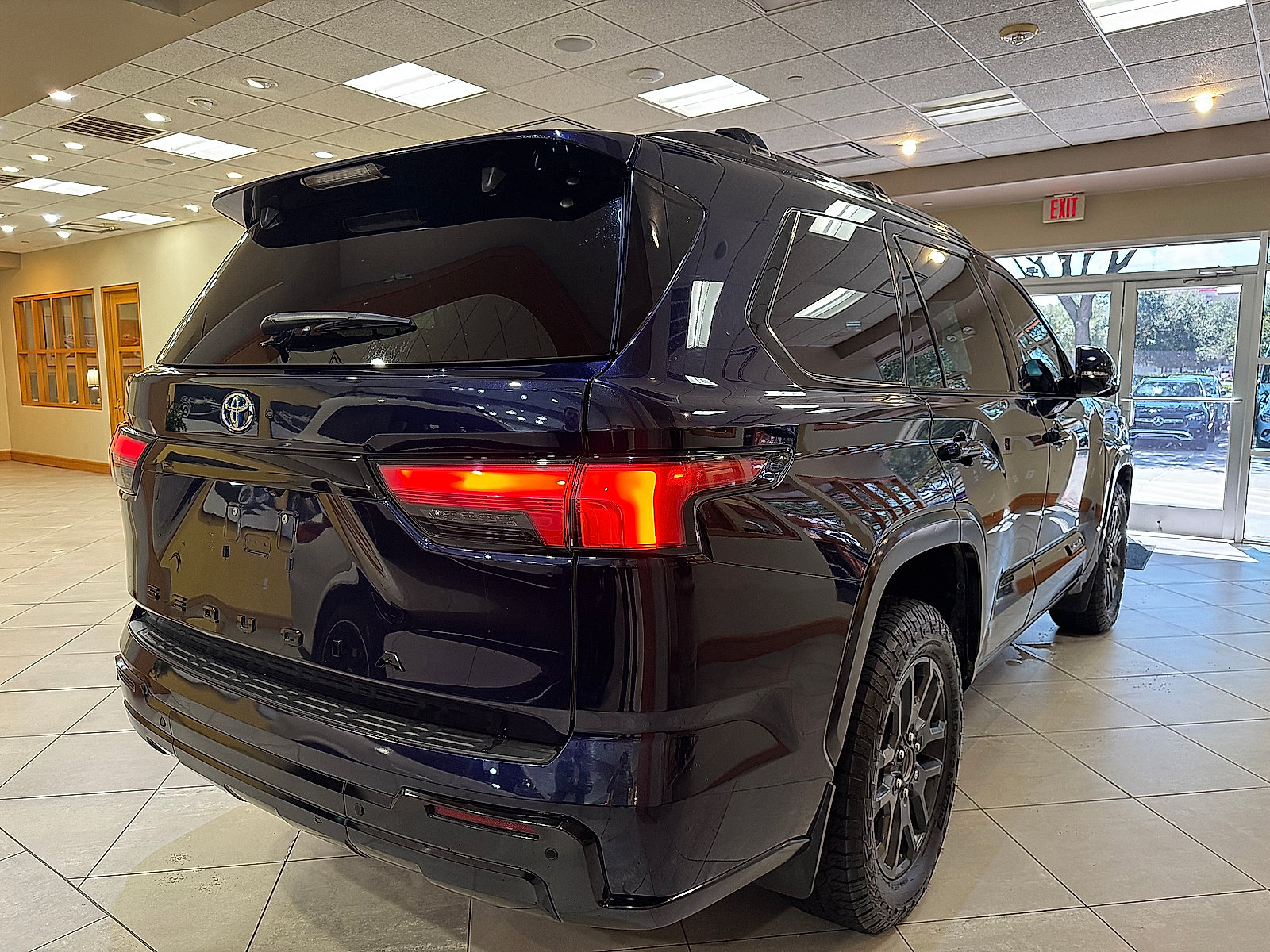 Used 2023 Toyota Sequoia Platinum AWD/4WD image 6