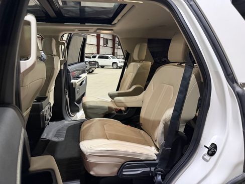 Used 2018 Ford Expedition Platinum RWD image 18