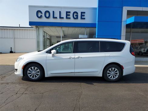 Used 2017 Chrysler Pacifica Touring-L image 8