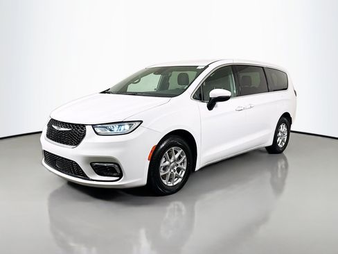 Used 2023 Chrysler Pacifica Touring FWD image 4