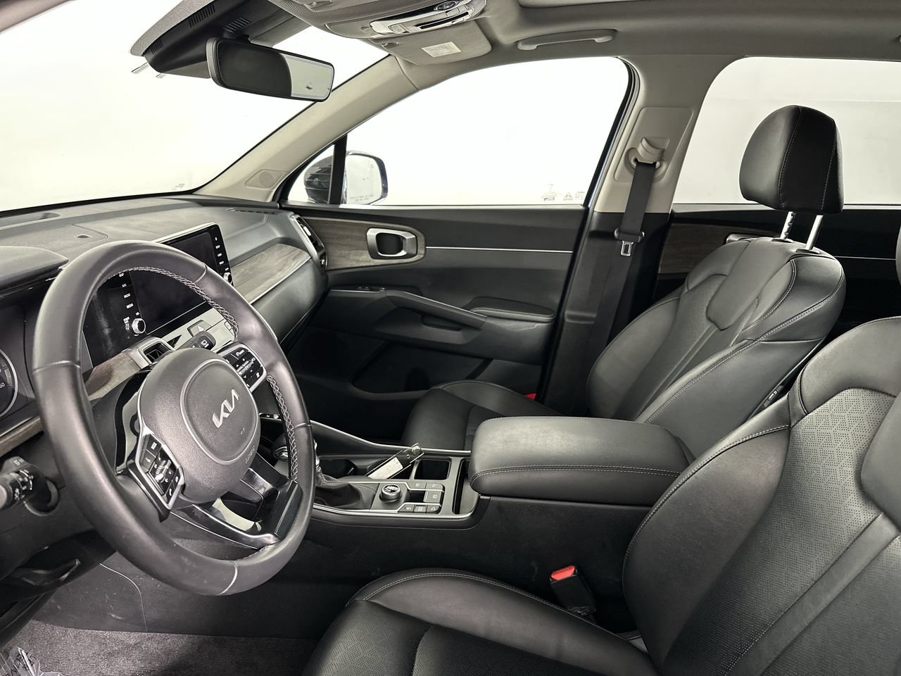 Used 2023 Kia Sorento EX w/ Panoramic Sunroof Package FWD image 2