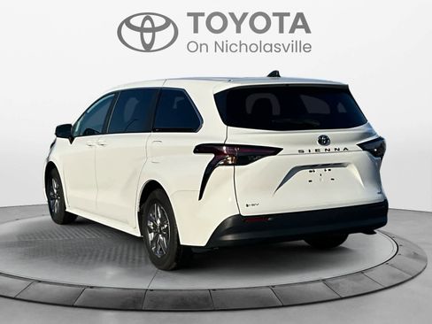 Used 2025 Toyota Sienna LE image 4