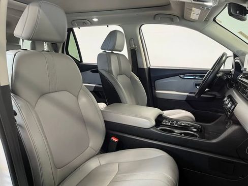 Used 2024 Honda Pilot Touring image 10