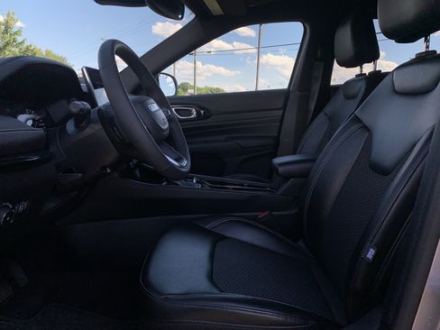 Used 2023 Jeep Compass Latitude w/ Sun and Sound Group AWD/4WD image 16