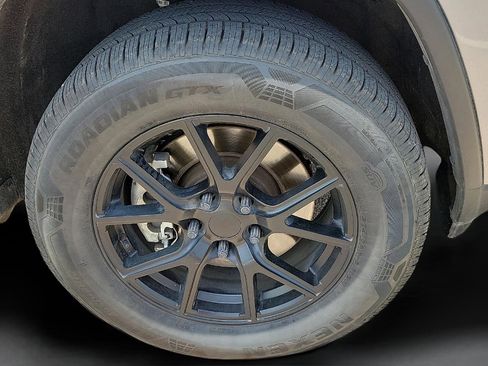 Used 2021 Jeep Grand Cherokee Laredo image 7