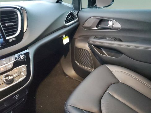New 2026 Chrysler Voyager LX image 20