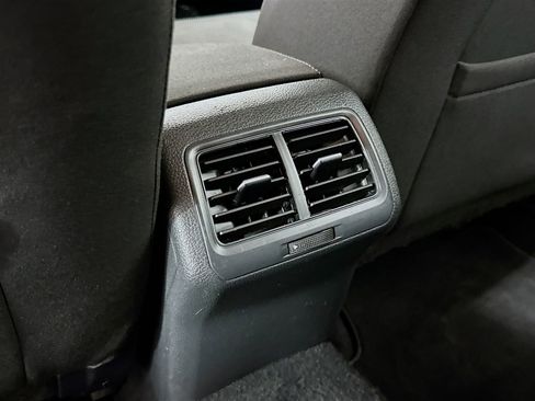 Used 2016 Volkswagen Golf S image 23