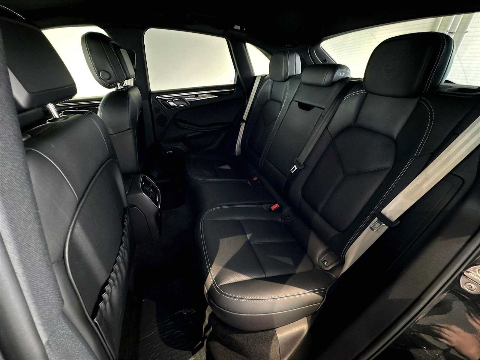Used 2026 Porsche Macan AWD/4WD image 31