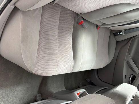 Used 2010 Toyota Camry LE image 19