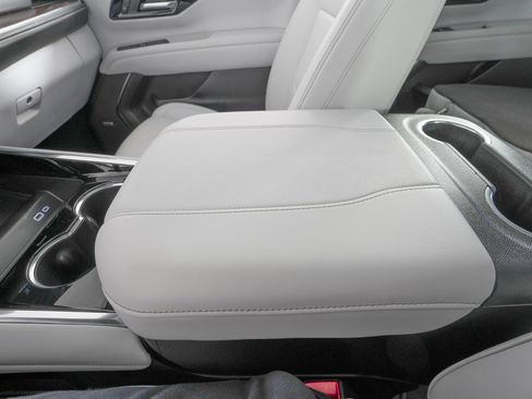 Used 2025 Chevrolet Suburban Premier image 32