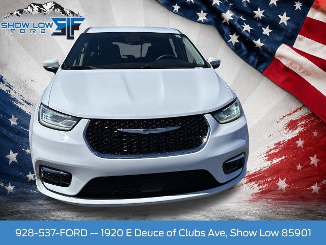 Used 2023 Chrysler Pacifica Touring-L FWD image 2