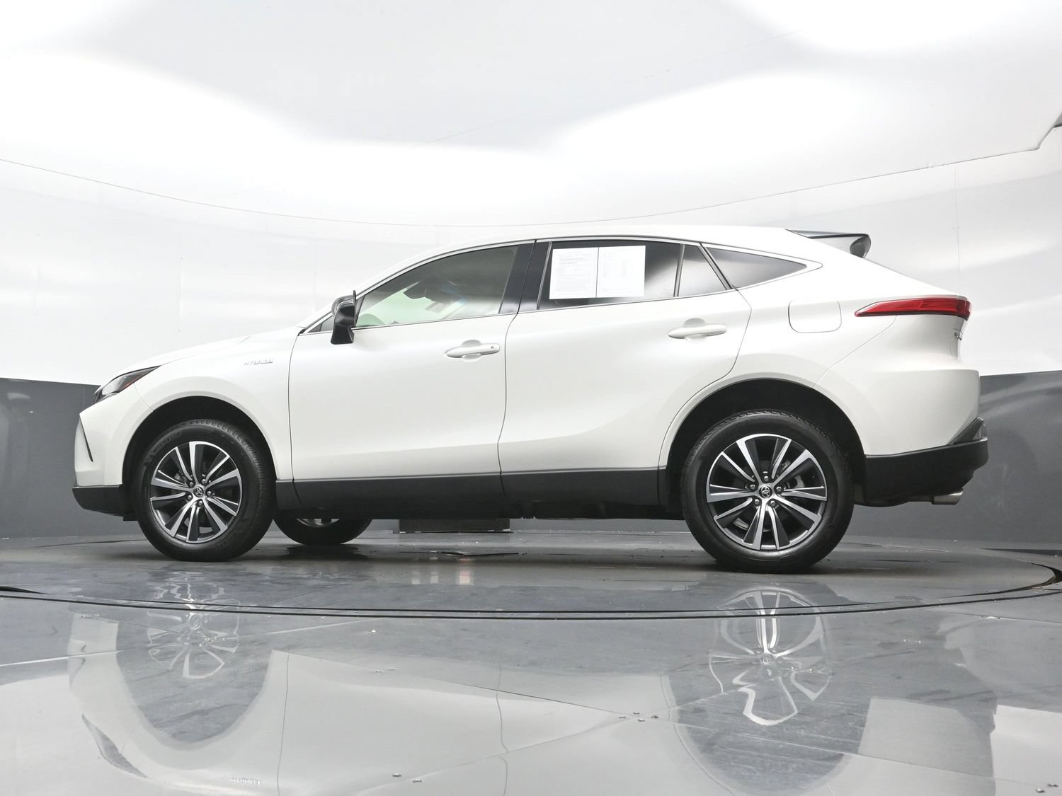 Used 2021 Toyota Venza LE AWD/4WD image 29