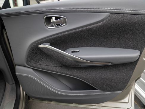 Used 2021 Aston Martin DBX image 32