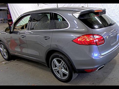 Used 2014 Porsche Cayenne Platinum Edition image 32