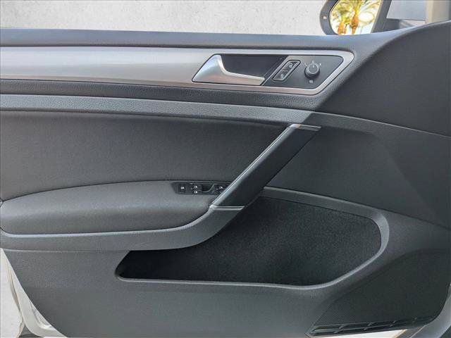 Used 2015 Volkswagen e-Golf Limited Edition FWD image 10