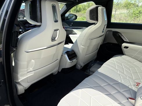 Used 2025 BMW 760i xDrive w/ Luxury Rear Seating Package image 20