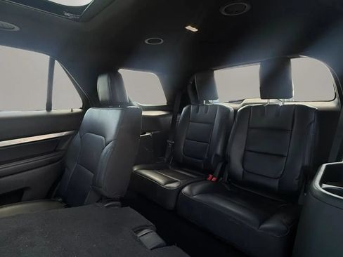 Used 2018 Ford Explorer XLT w/ Equipment Group 202A AWD/4WD image 12