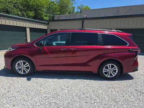Certified 2023 Toyota Sienna XSE AWD/4WD image 3