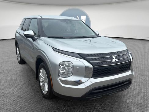 Used 2025 Mitsubishi Outlander ES AWD/4WD image 1
