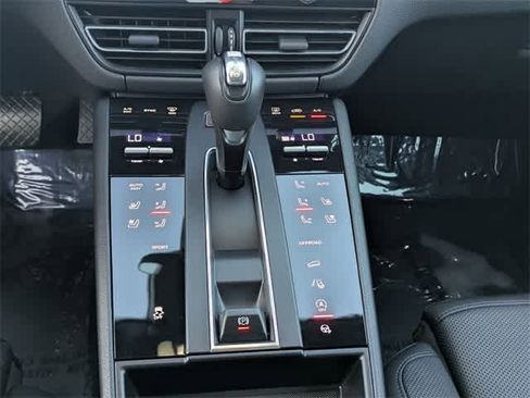 Used 2024 Porsche Macan image 33