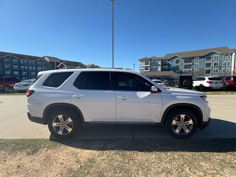 Certified 2025 Honda Pilot EX-L image 9