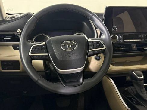 Used 2024 Toyota Highlander XLE FWD image 21