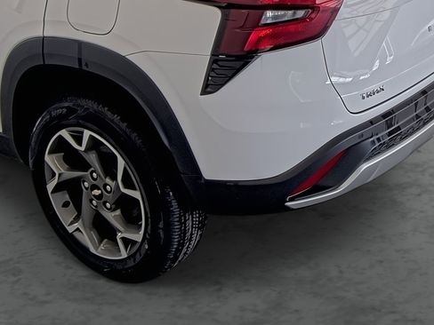 Used 2025 Chevrolet Trax LT w/ Driver Confidence Package image 9